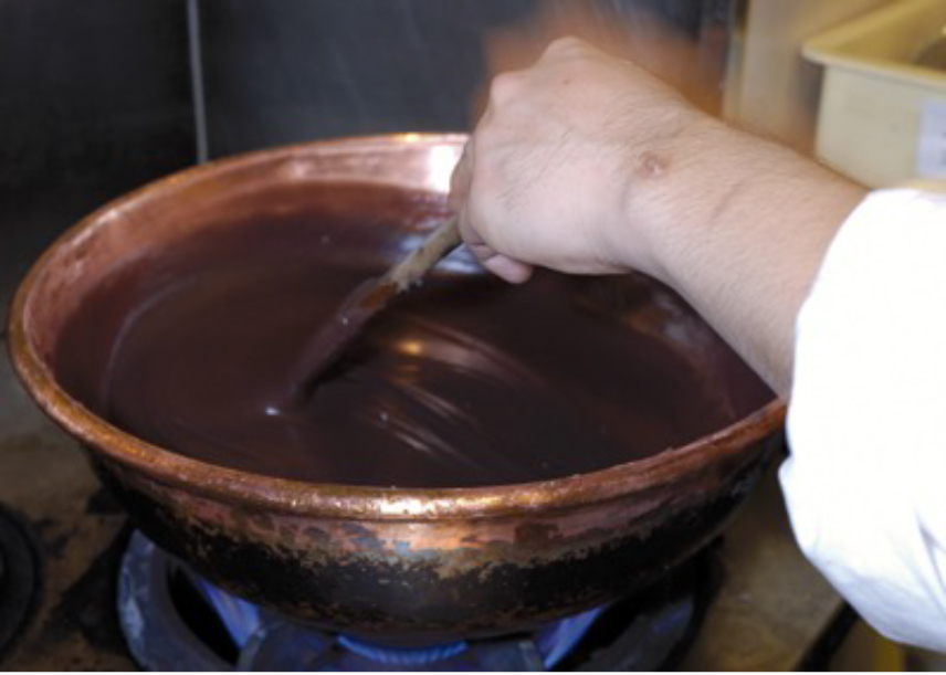 和菓子職人が愛用する銅鍋の写真