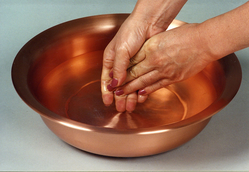 銅製の洗面器の写真