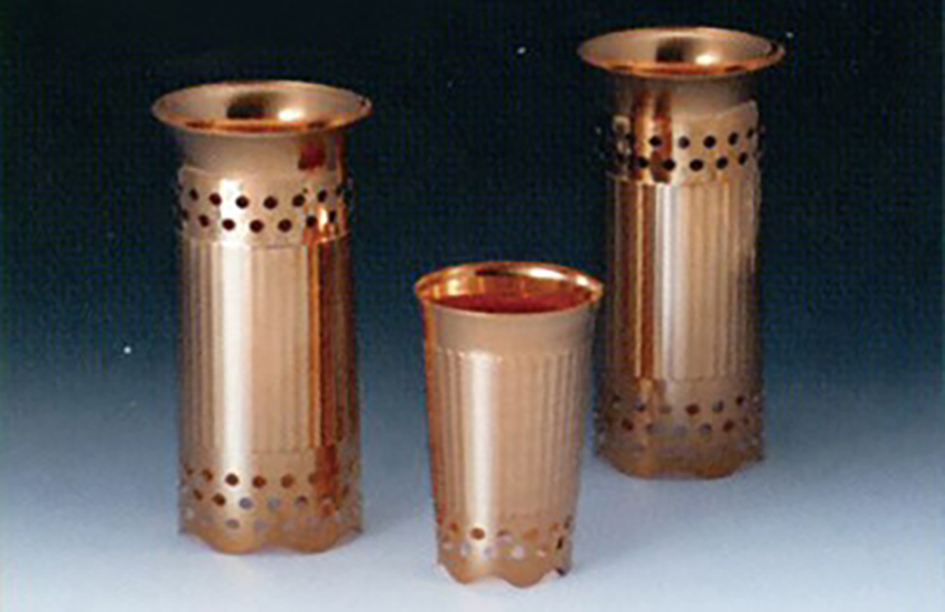 銅製の花瓶の写真