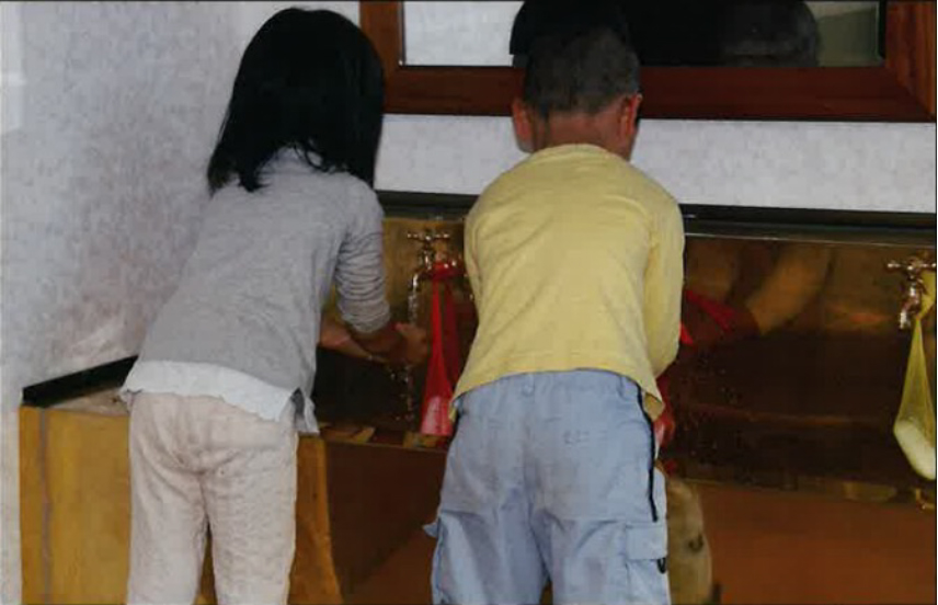 子供が手を洗う様子の写真